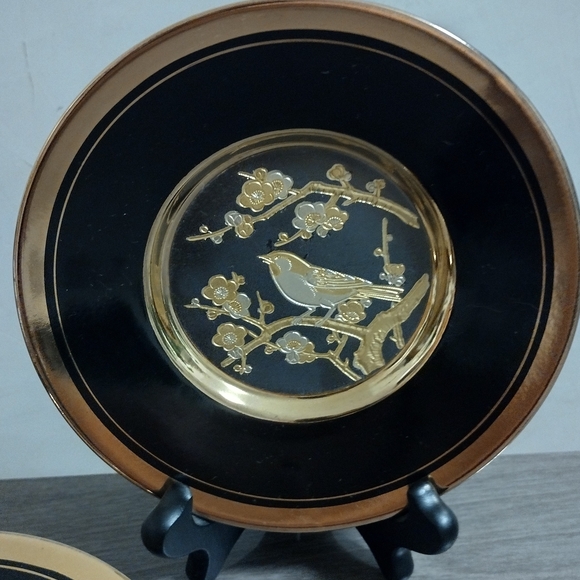 Set of 2 Japan Elegant Black and Gold Decorative Plates "The Art of Chokin" - Picture 2 of 9
